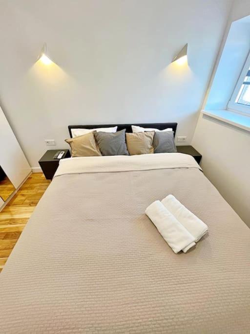 White 1 Bd Old Town Apartment By Hostlovers Kaunas Ngoại thất bức ảnh