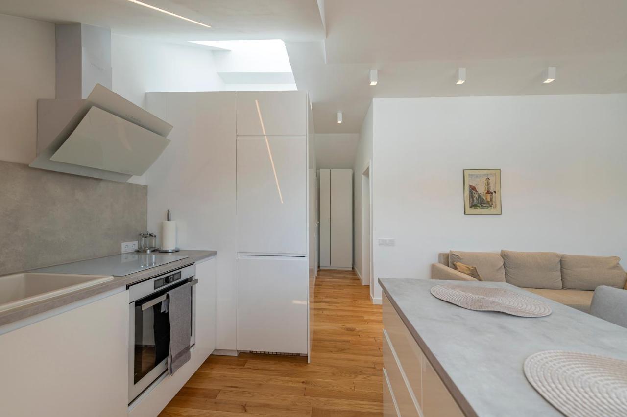 White 1 Bd Old Town Apartment By Hostlovers Kaunas Ngoại thất bức ảnh