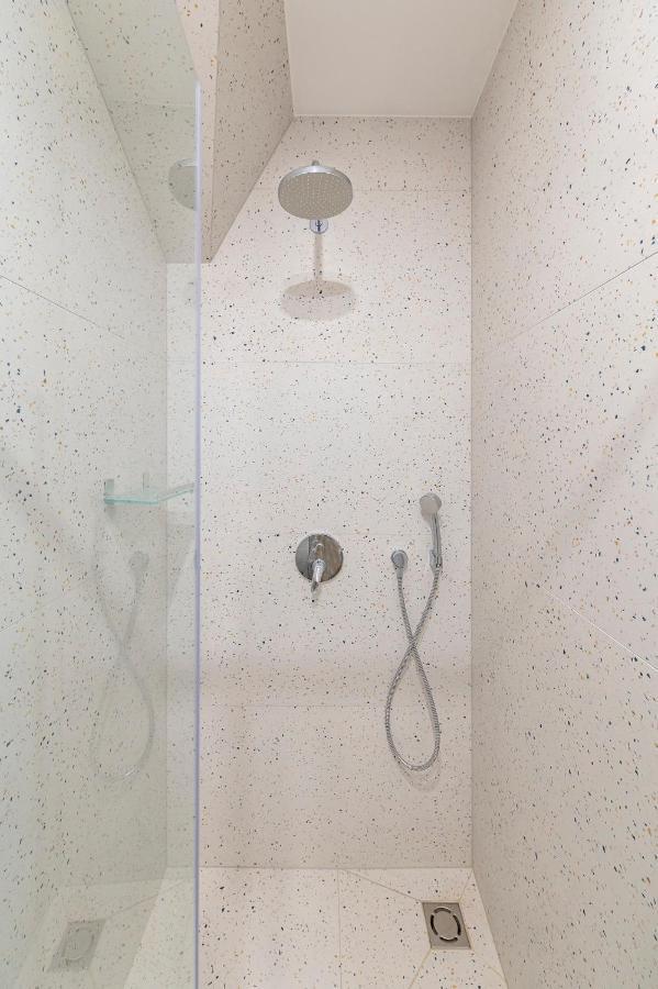 White 1 Bd Old Town Apartment By Hostlovers Kaunas Ngoại thất bức ảnh